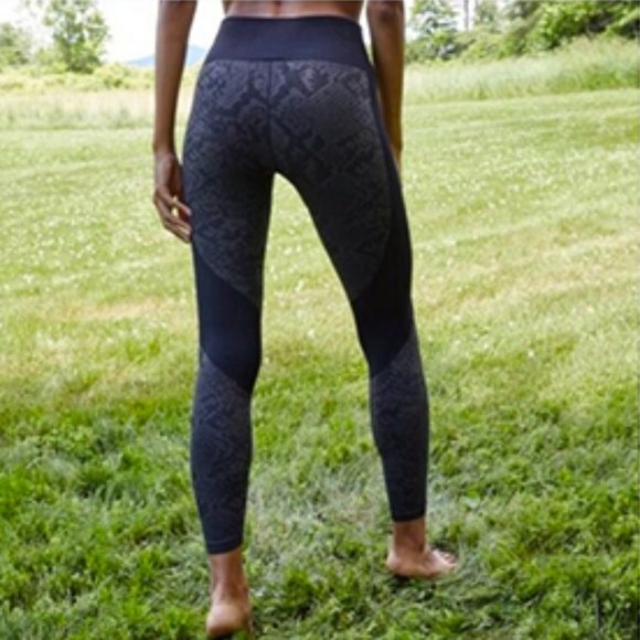 Women's High Rise Legging Snake skin Small NWT - Picture 2 of 4